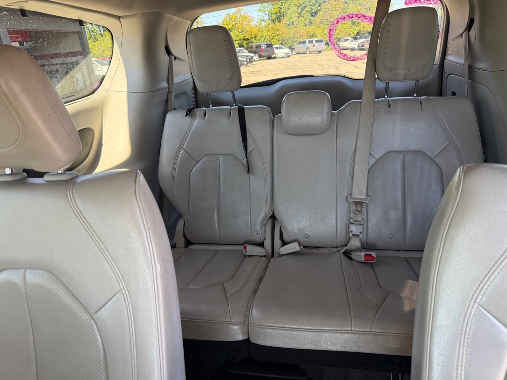 Photo 12 of this CHRYSLER PACIFICA