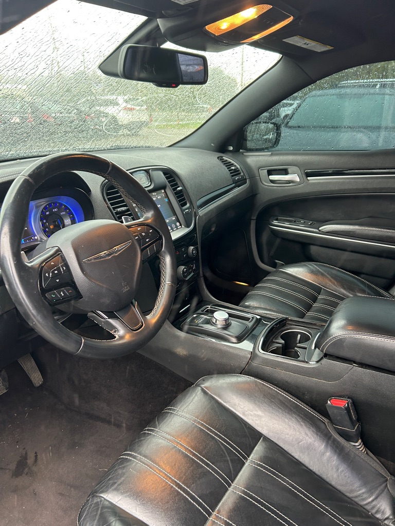 Photo 8 of this CHRYSLER 300