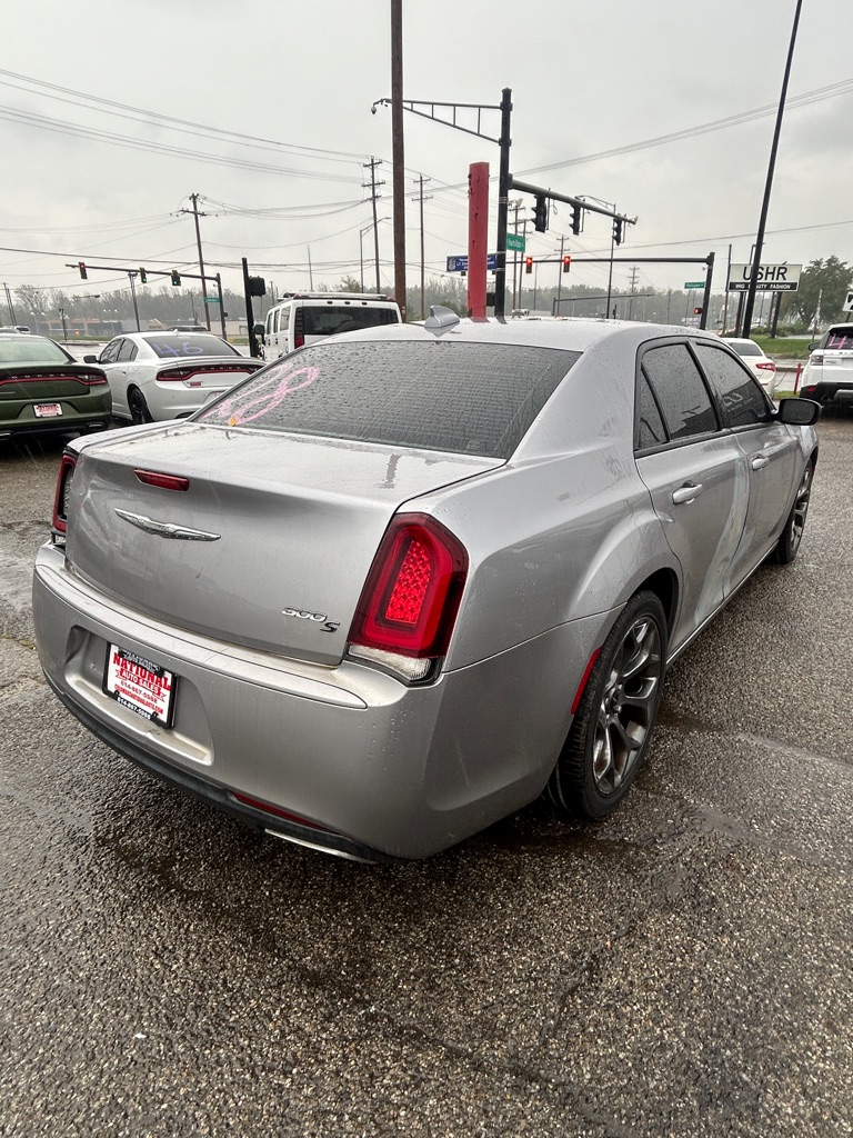 Photo 4 of this CHRYSLER 300