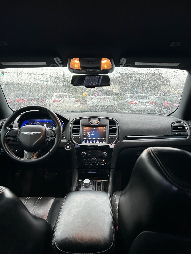 Photo 7 of this CHRYSLER 300