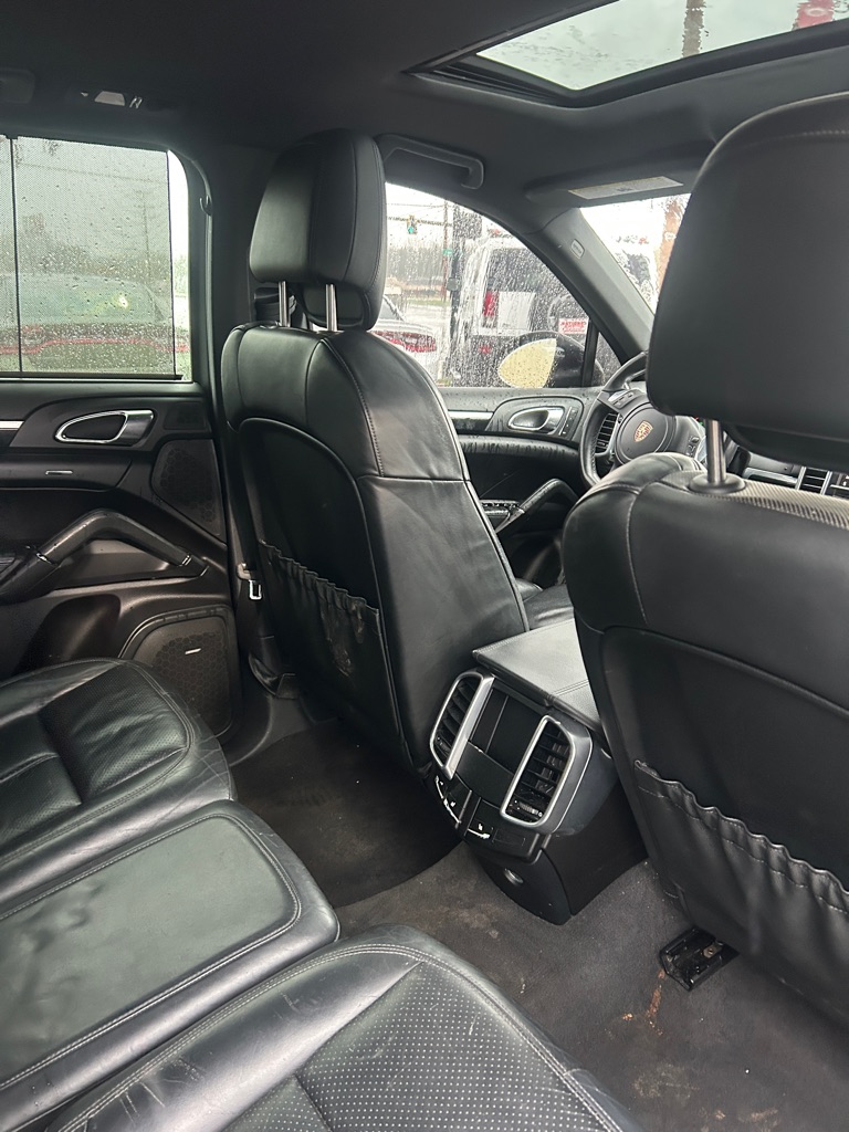 Photo 12 of this PORSCHE CAYENNE