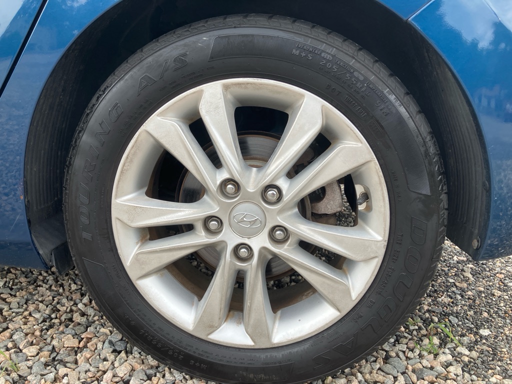 Photo 9 of this HYUNDAI ELANTRA GT