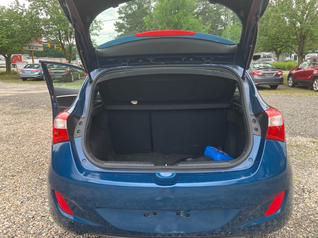 Photo 17 of this HYUNDAI ELANTRA GT