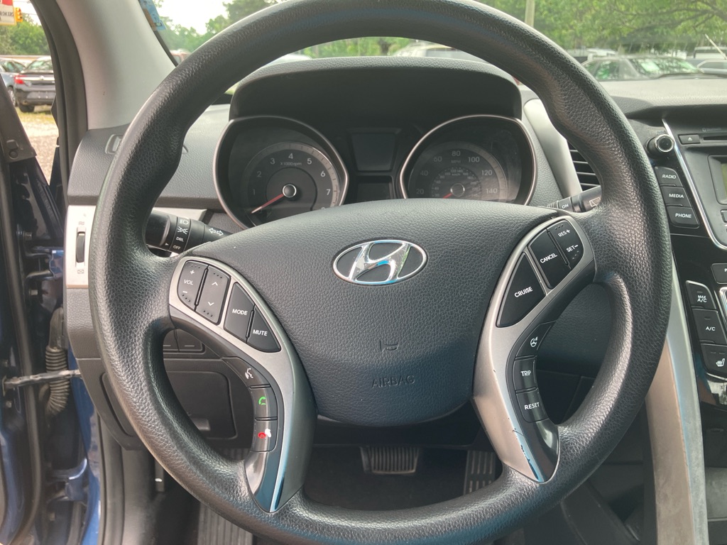 Photo 13 of this HYUNDAI ELANTRA GT