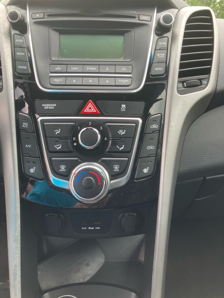 Photo 14 of this HYUNDAI ELANTRA GT