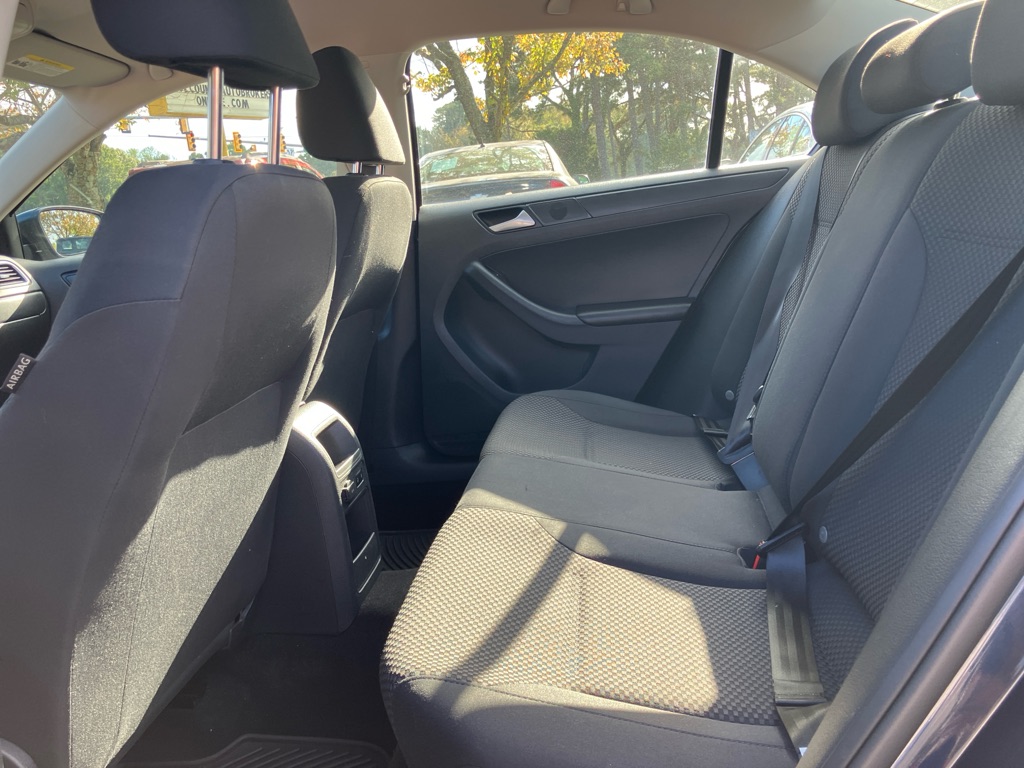 Photo 12 of this VOLKSWAGEN JETTA
