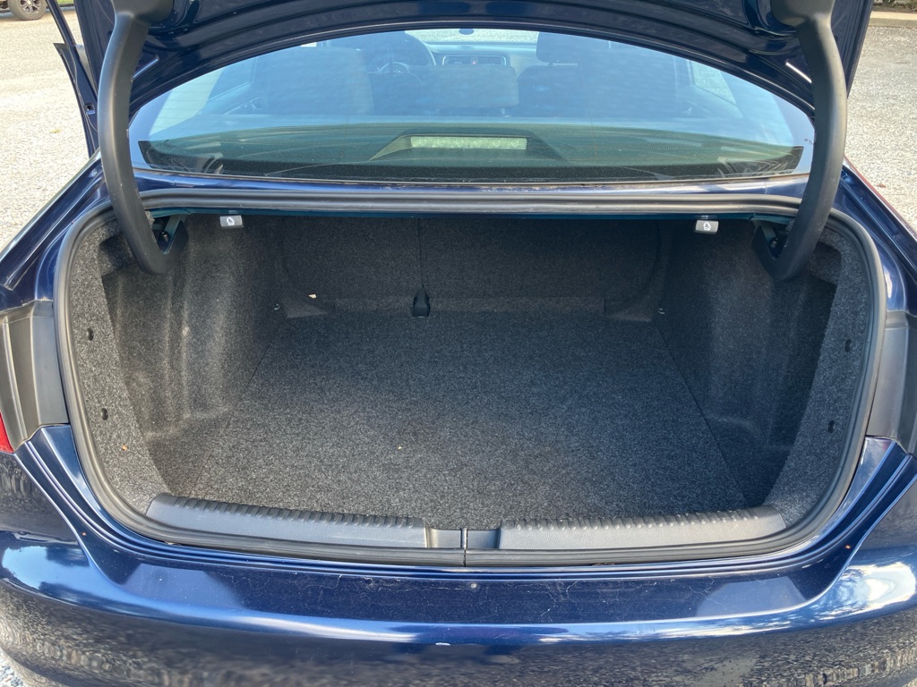 Photo 16 of this VOLKSWAGEN JETTA