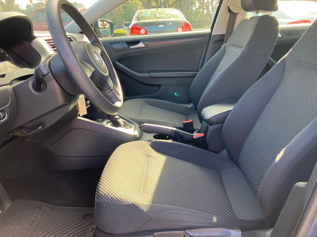 Photo 11 of this VOLKSWAGEN JETTA
