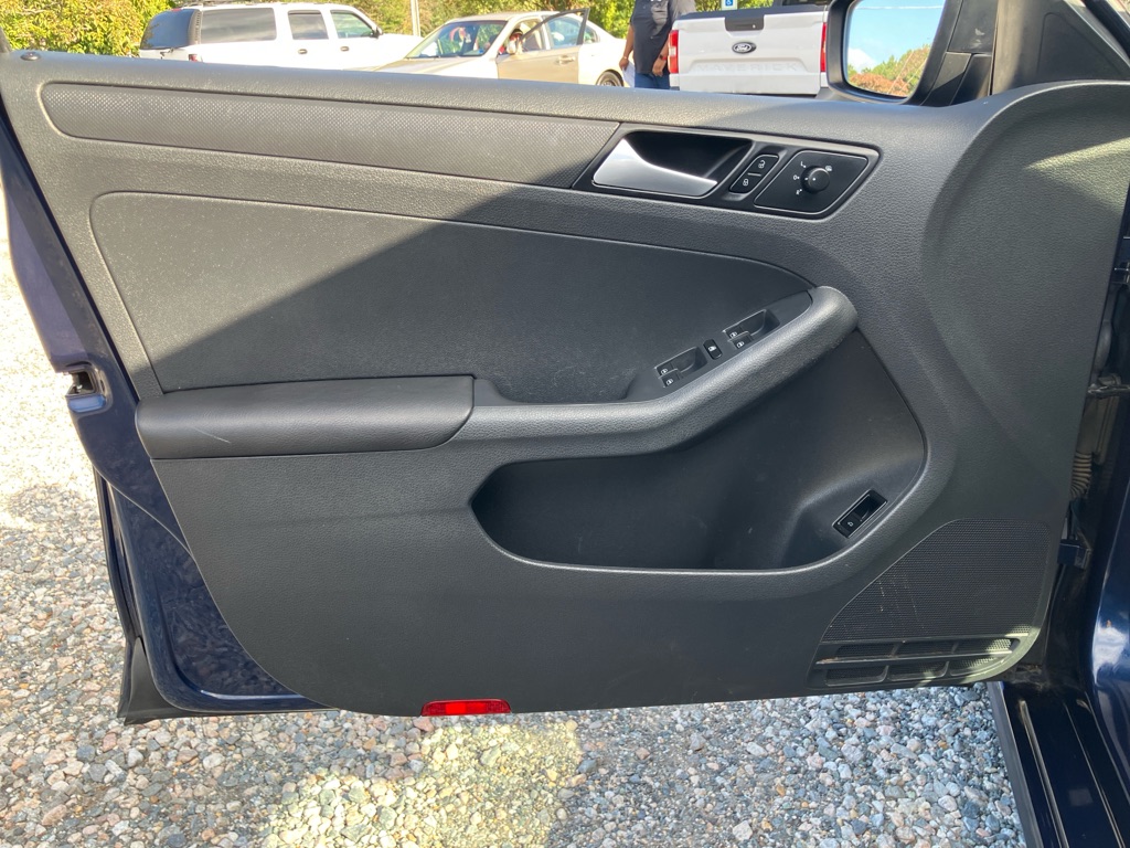 Photo 10 of this VOLKSWAGEN JETTA