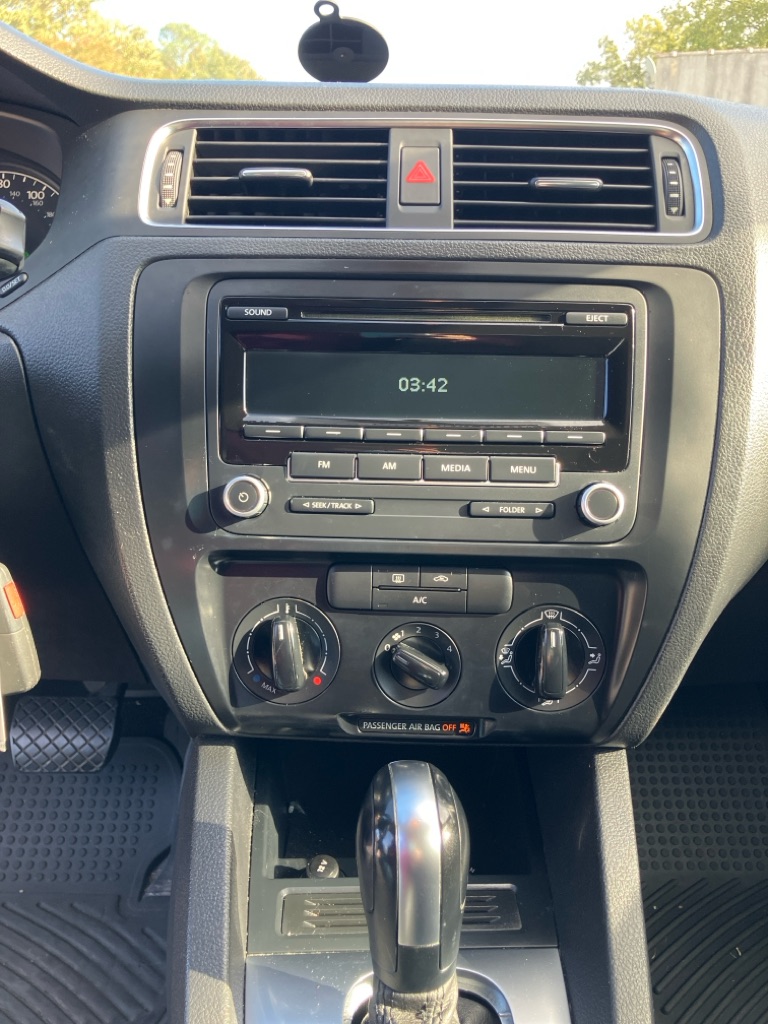 Photo 14 of this VOLKSWAGEN JETTA