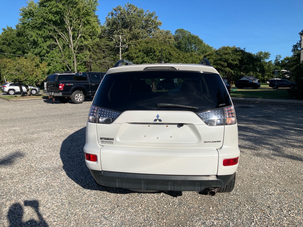 Photo 8 of this MITSUBISHI OUTLANDER