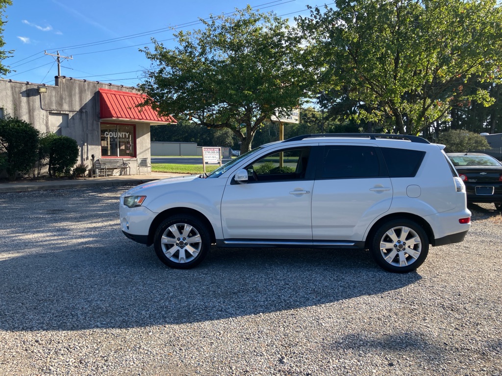 Photo 2 of this MITSUBISHI OUTLANDER