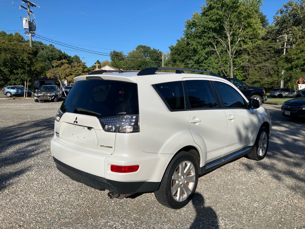 Photo 7 of this MITSUBISHI OUTLANDER
