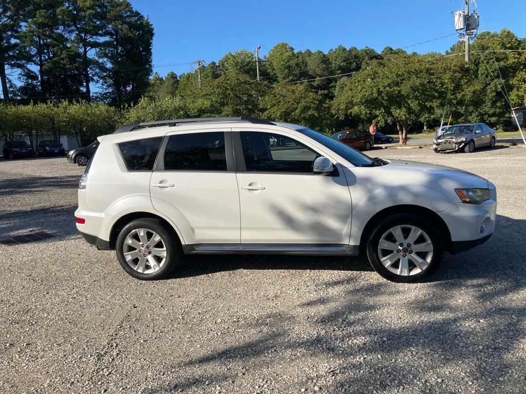 Photo 6 of this MITSUBISHI OUTLANDER