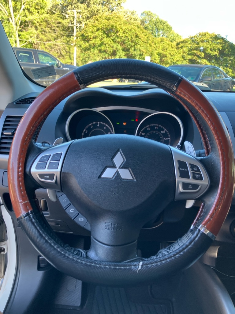 Photo 13 of this MITSUBISHI OUTLANDER