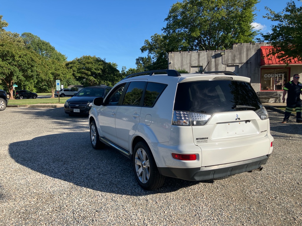 Photo 9 of this MITSUBISHI OUTLANDER