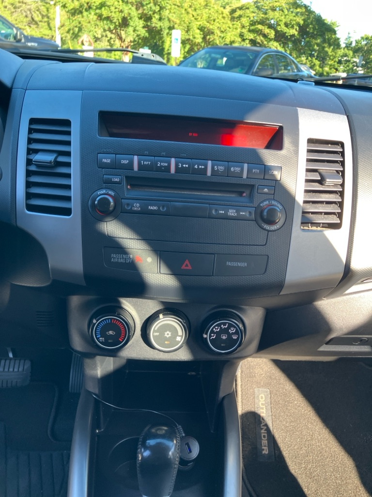 Photo 14 of this MITSUBISHI OUTLANDER
