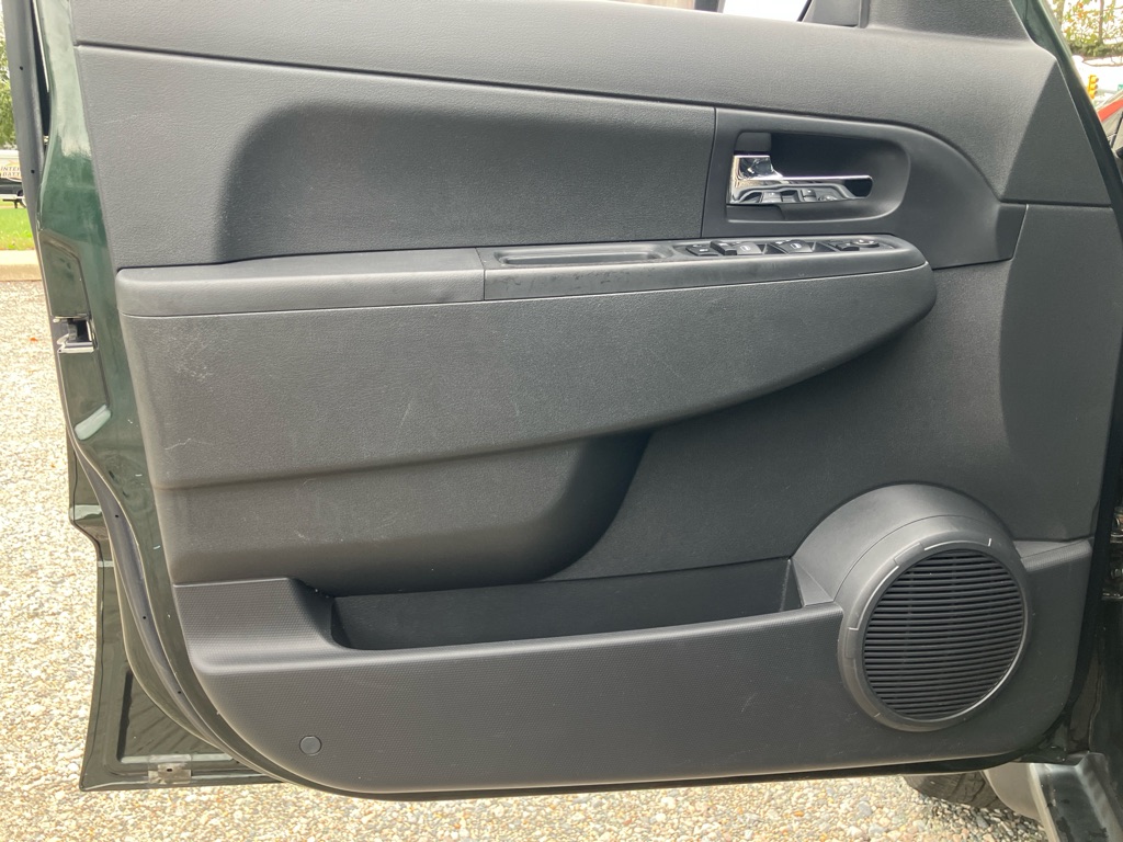 Photo 10 of this JEEP LIBERTY