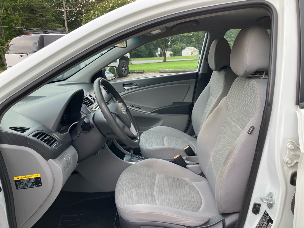 Photo 11 of this HYUNDAI ACCENT