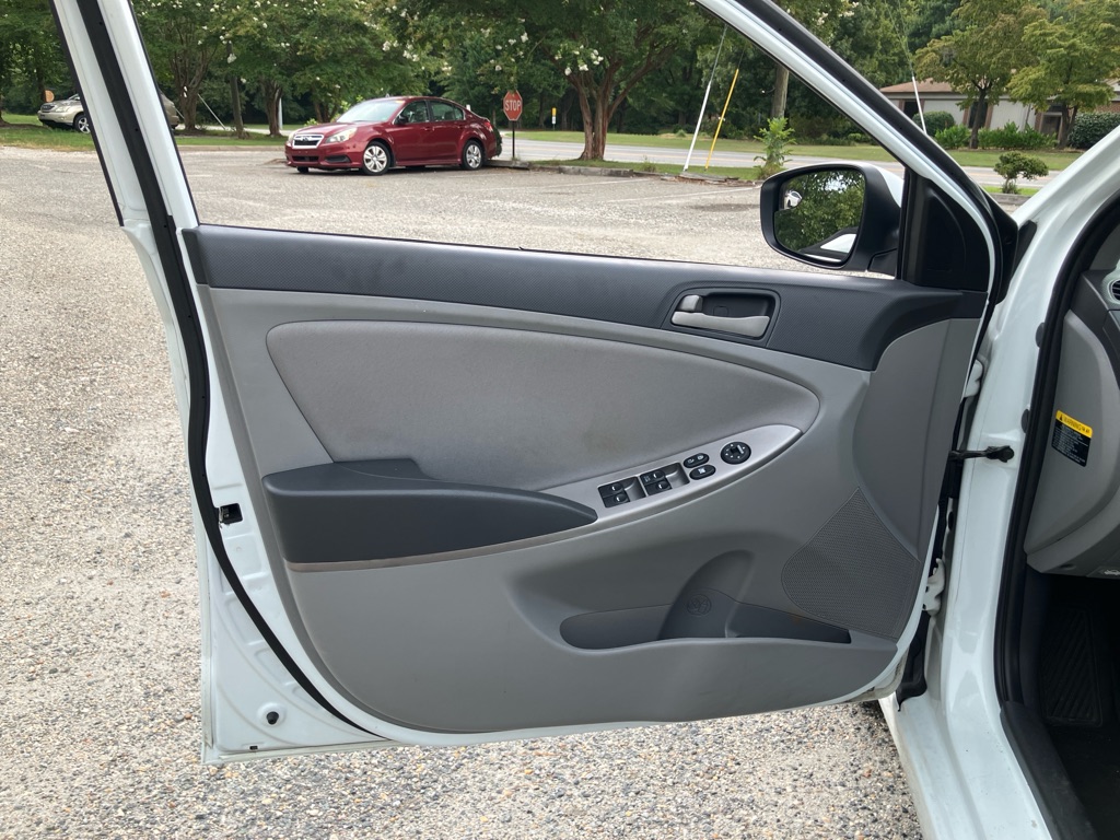 Photo 10 of this HYUNDAI ACCENT