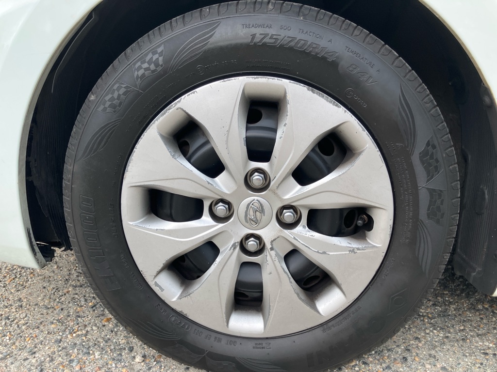 Photo 9 of this HYUNDAI ACCENT