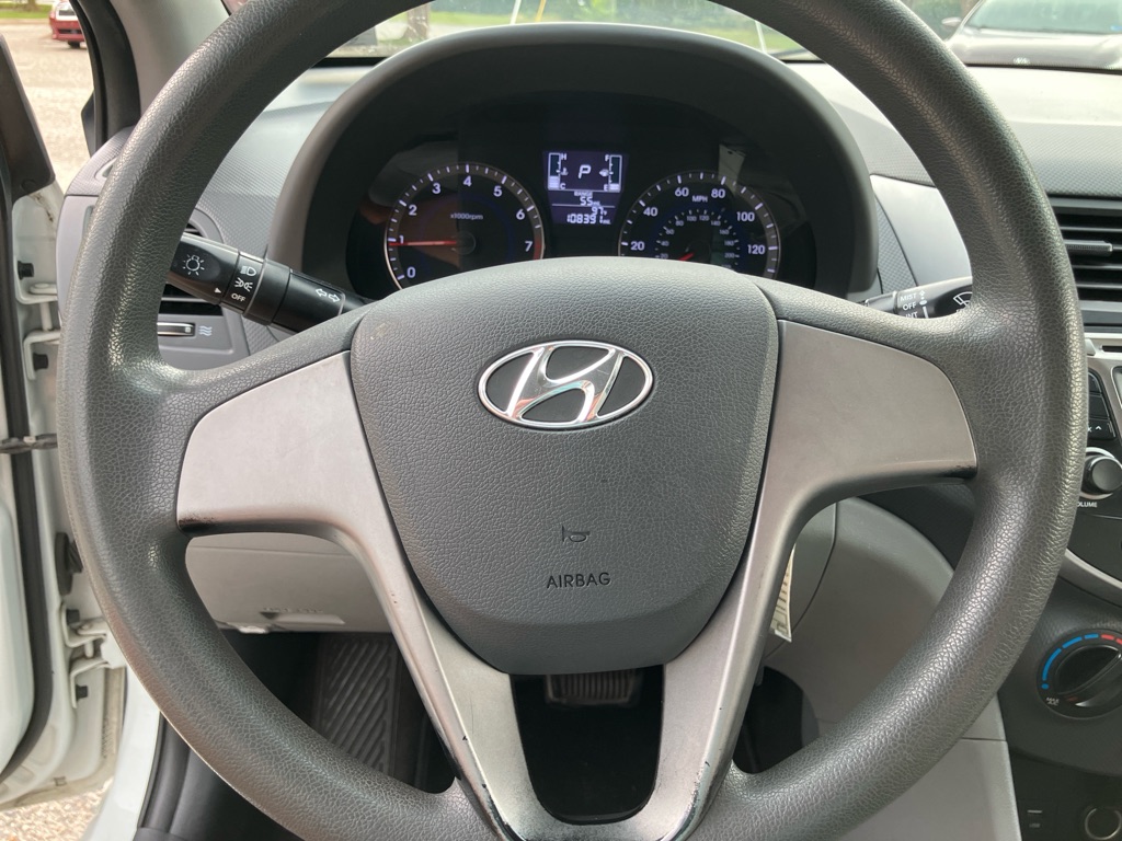 Photo 13 of this HYUNDAI ACCENT