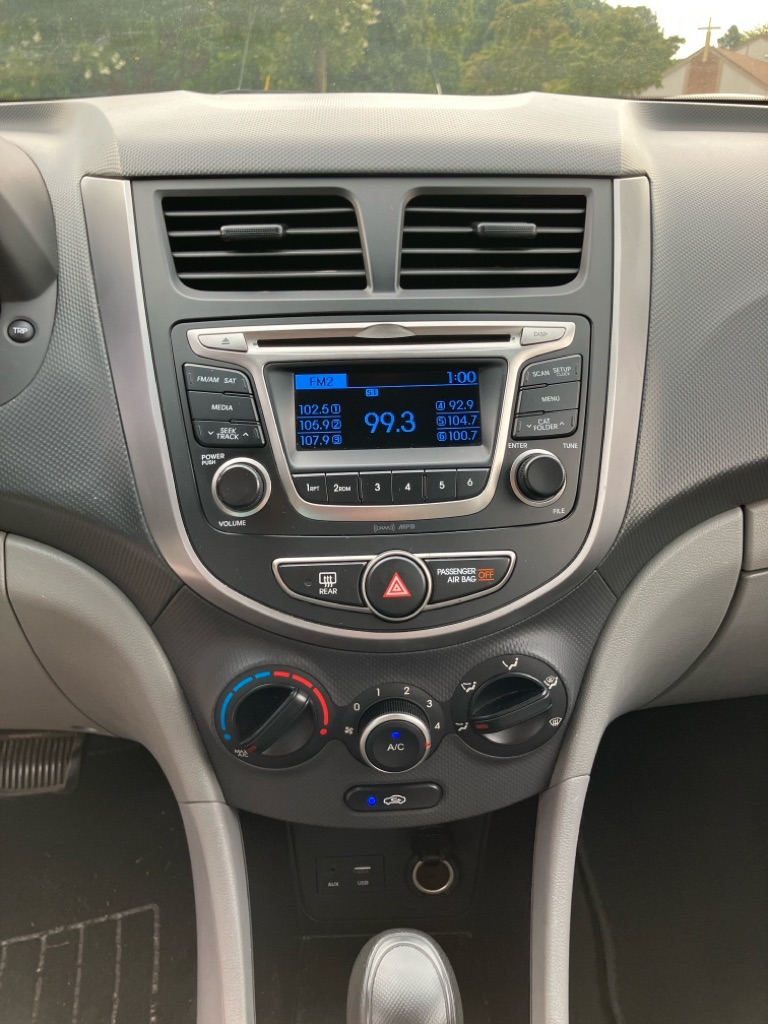Photo 14 of this HYUNDAI ACCENT