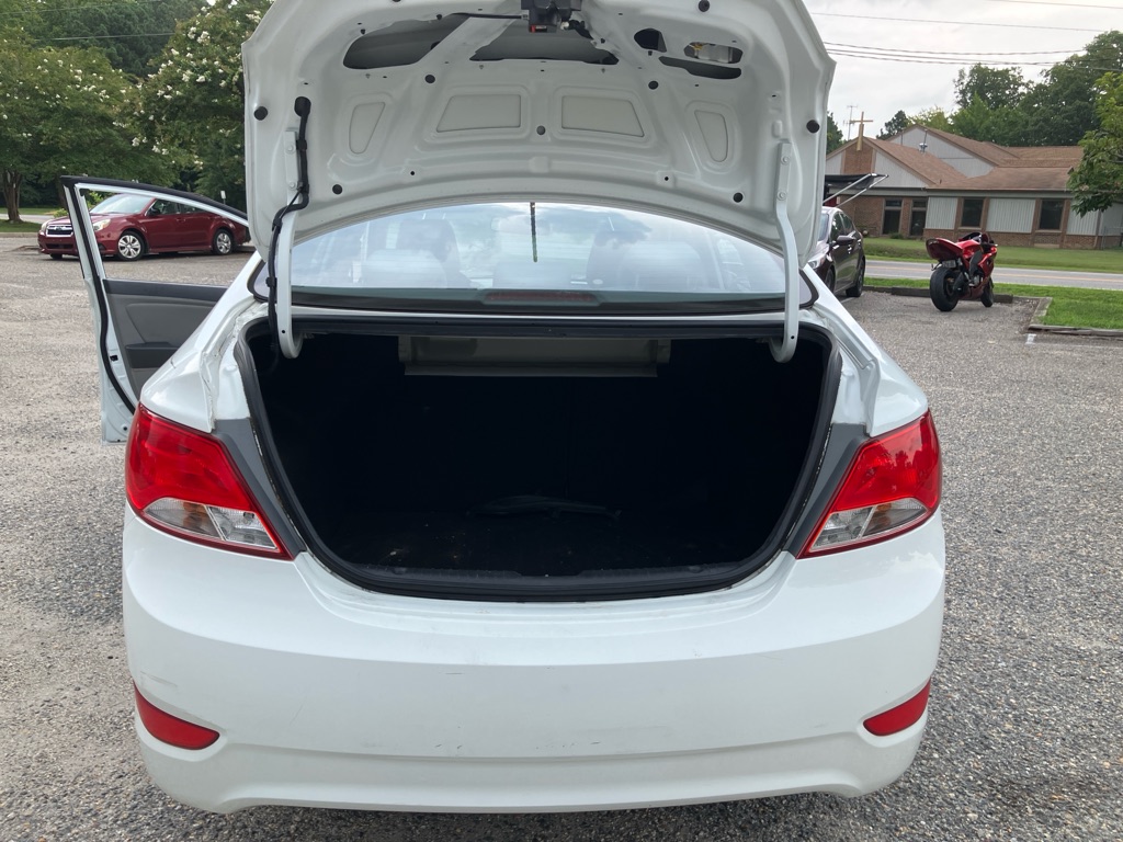 Photo 17 of this HYUNDAI ACCENT