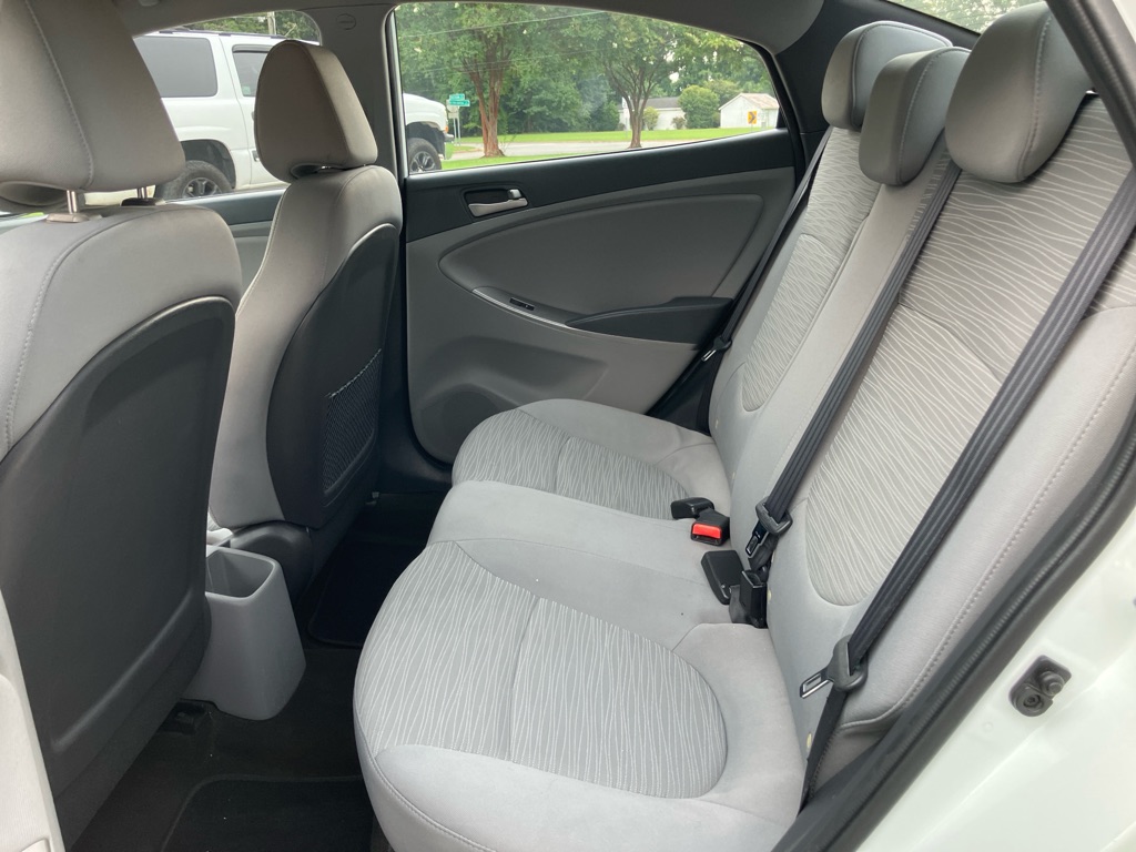 Photo 12 of this HYUNDAI ACCENT