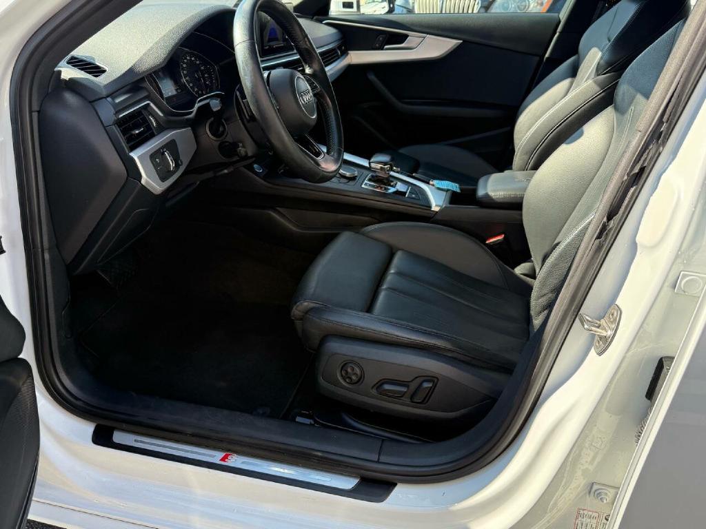 AUDI A4 2019 AUDI A4 WAUDNAF43KA023687