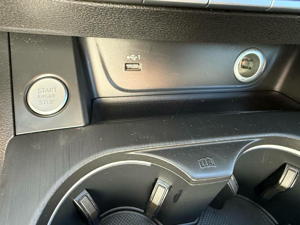 AUDI A4 2019 AUDI A4 WAUDNAF43KA023687