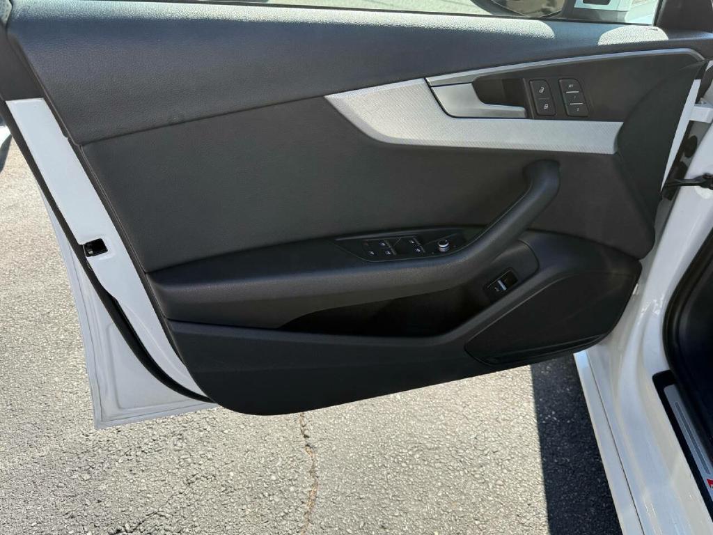 AUDI A4 2019 AUDI A4 WAUDNAF43KA023687