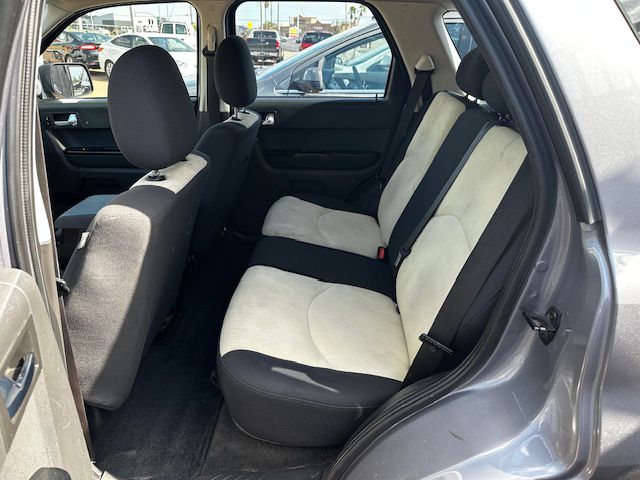 Photo 6 of this MAZDA TRIBUTE