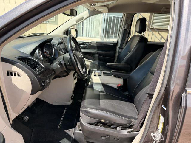 Photo 5 of this CHRYSLER TOWN & COUNTRY