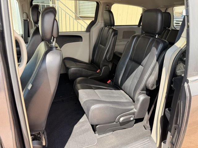 Photo 6 of this CHRYSLER TOWN & COUNTRY
