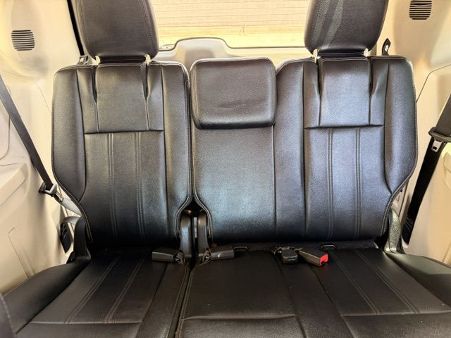 Photo 7 of this CHRYSLER TOWN & COUNTRY
