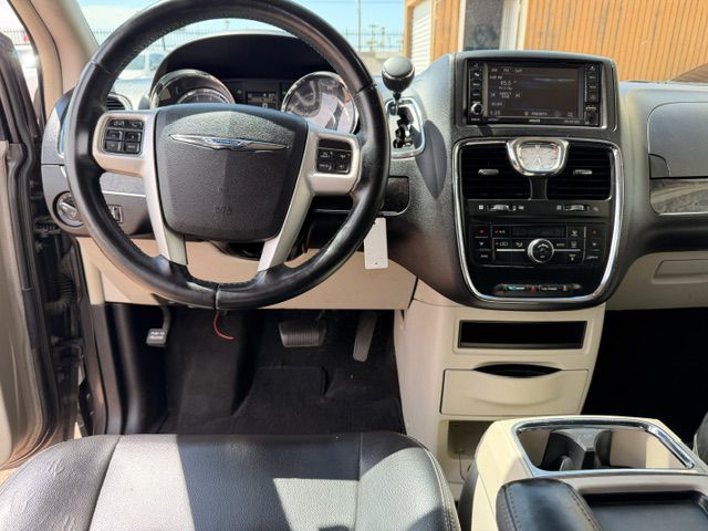 Photo 8 of this CHRYSLER TOWN & COUNTRY
