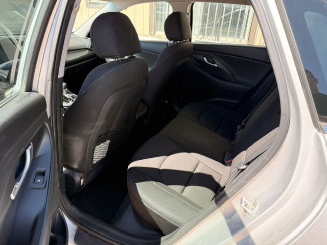 Photo 6 of this HYUNDAI ELANTRA GT