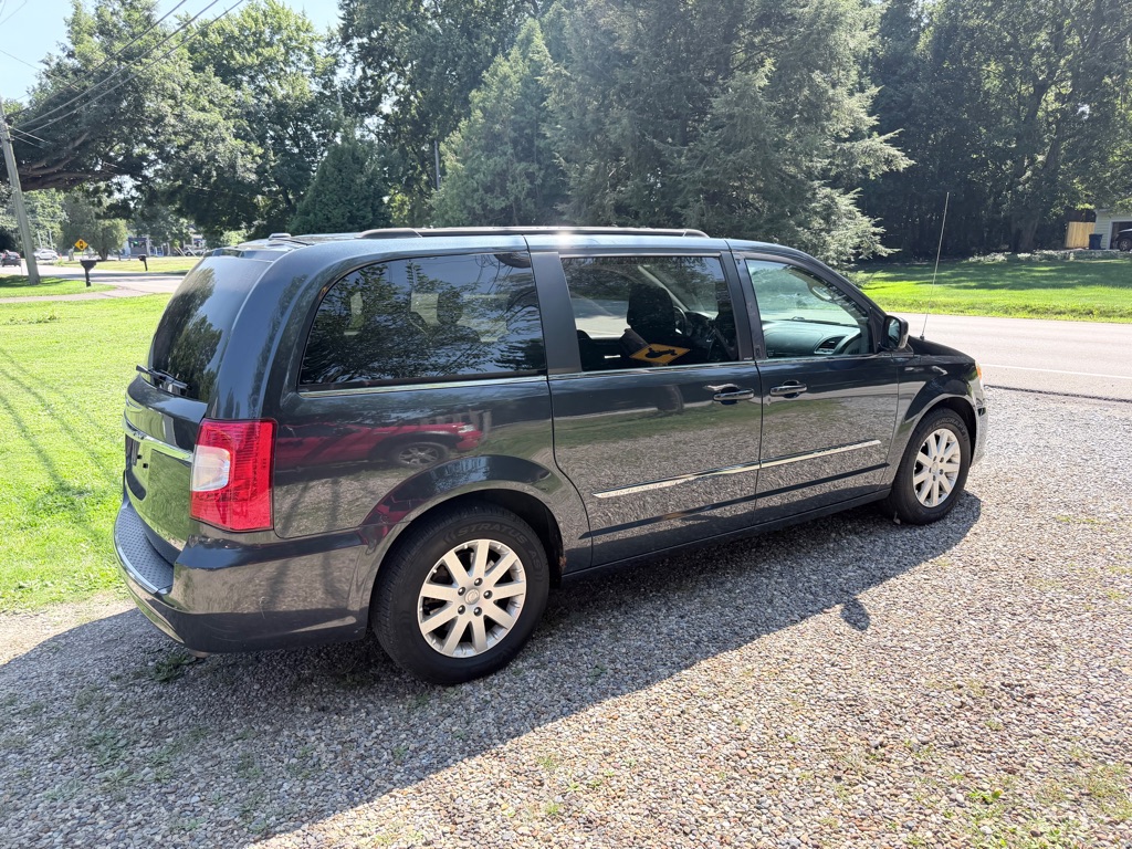 Photo 4 of this CHRYSLER TOWN & COUNTRY