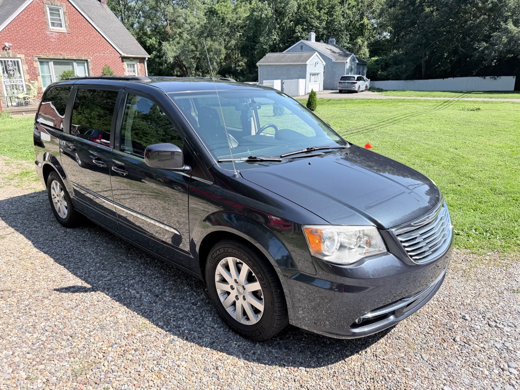 Photo 2 of this CHRYSLER TOWN & COUNTRY