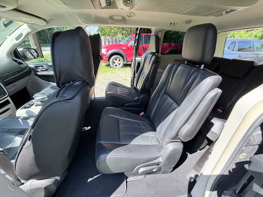 Photo 11 of this CHRYSLER TOWN & COUNTRY