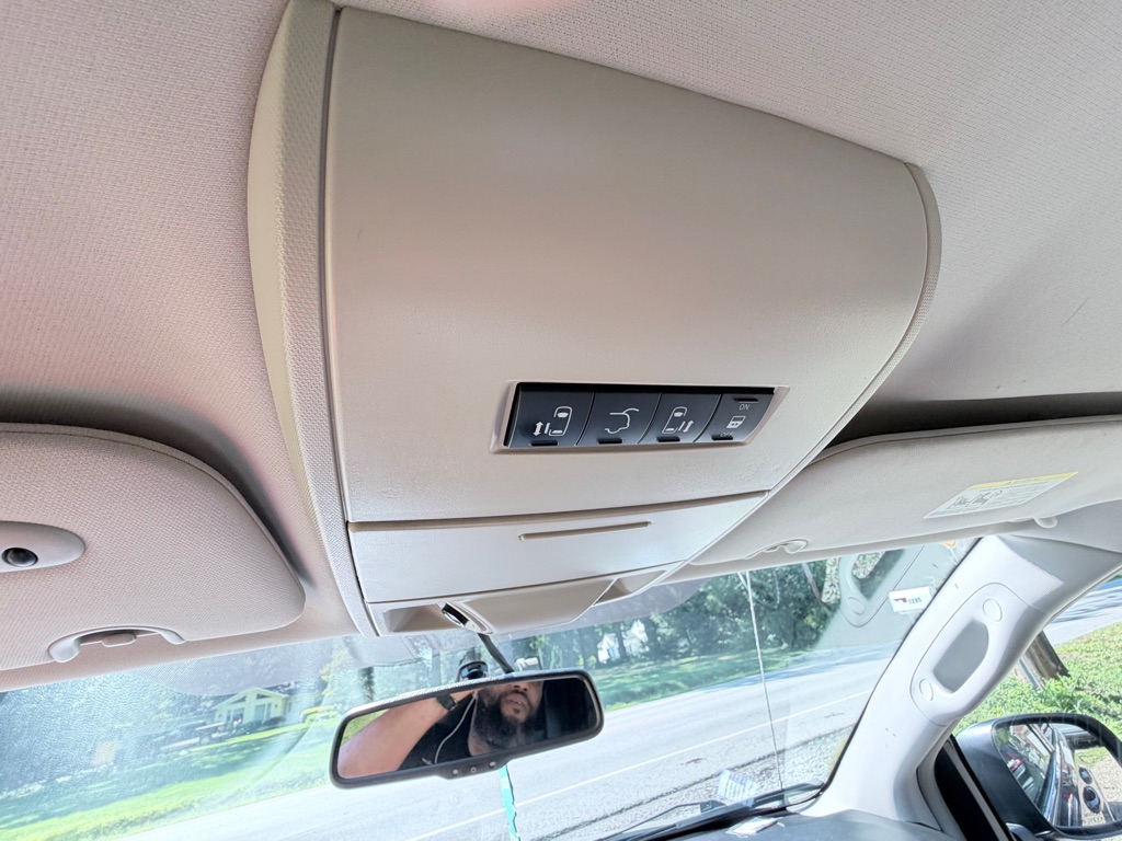 Photo 9 of this CHRYSLER TOWN & COUNTRY