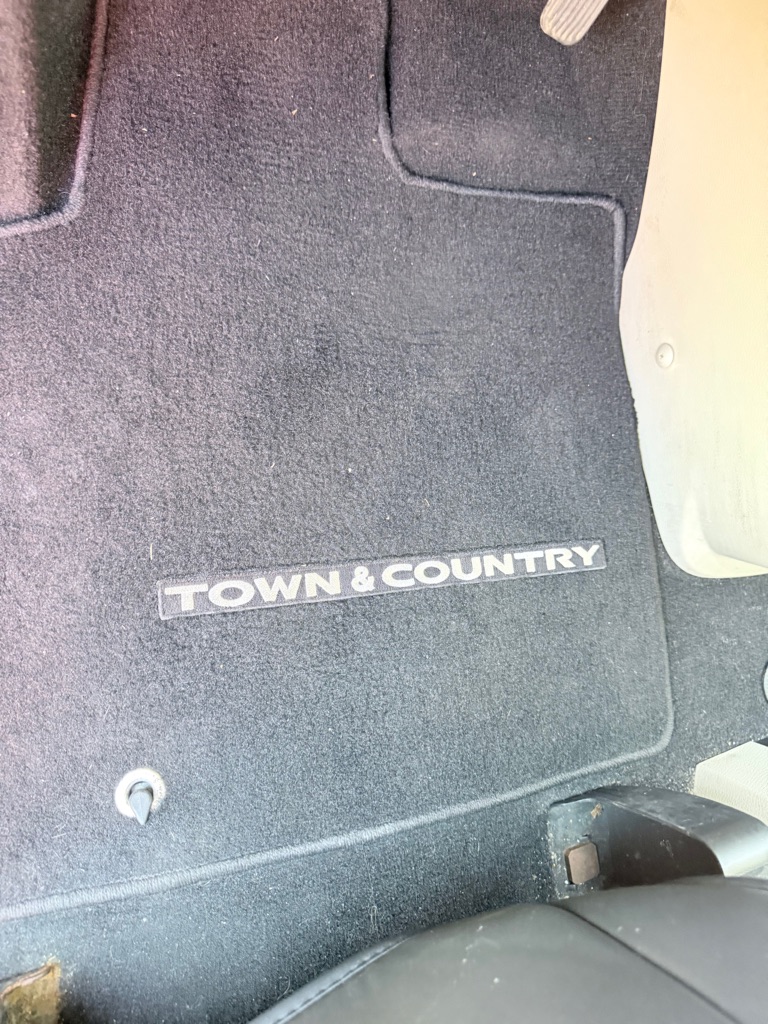 Photo 24 of this CHRYSLER TOWN & COUNTRY