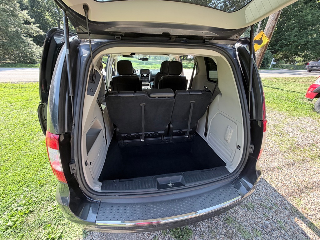 Photo 13 of this CHRYSLER TOWN & COUNTRY