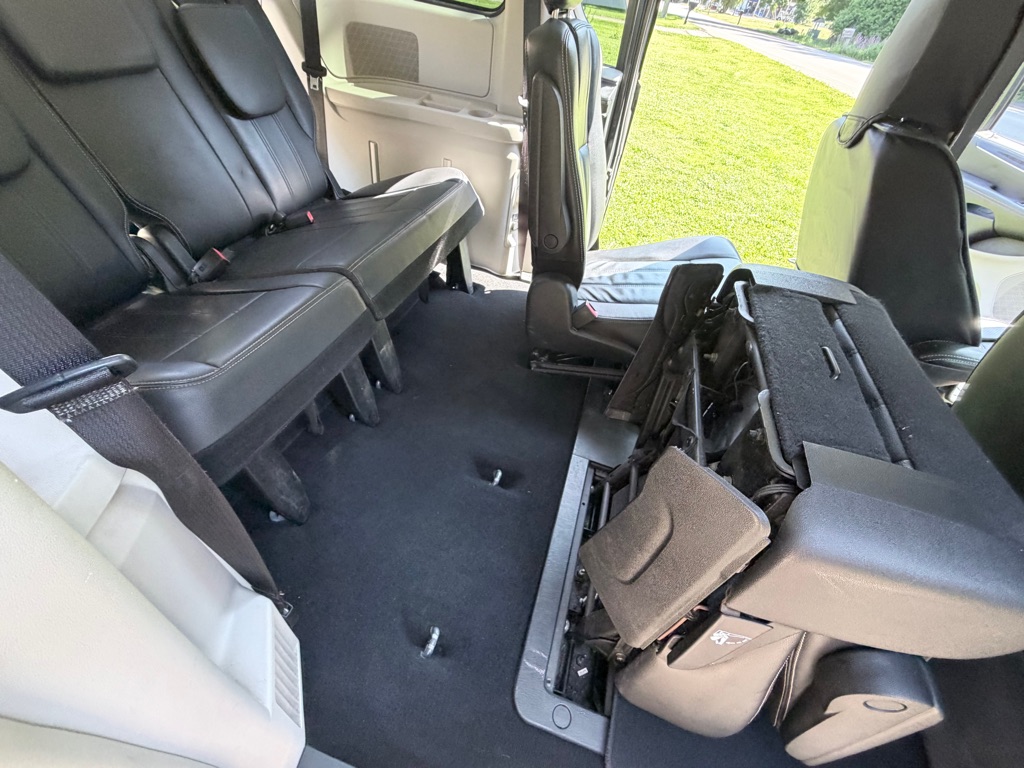Photo 18 of this CHRYSLER TOWN & COUNTRY