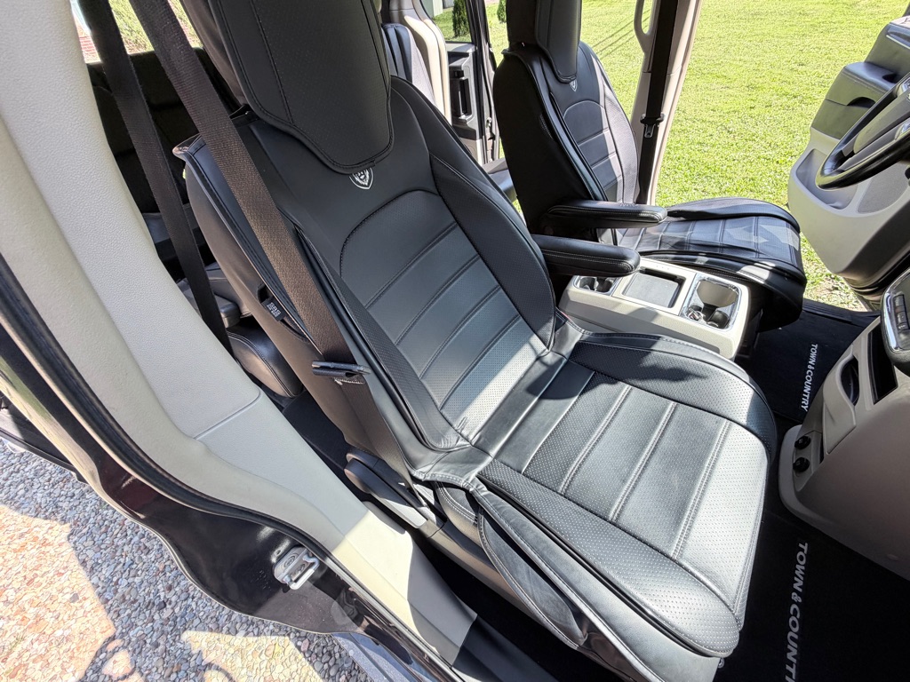 Photo 19 of this CHRYSLER TOWN & COUNTRY
