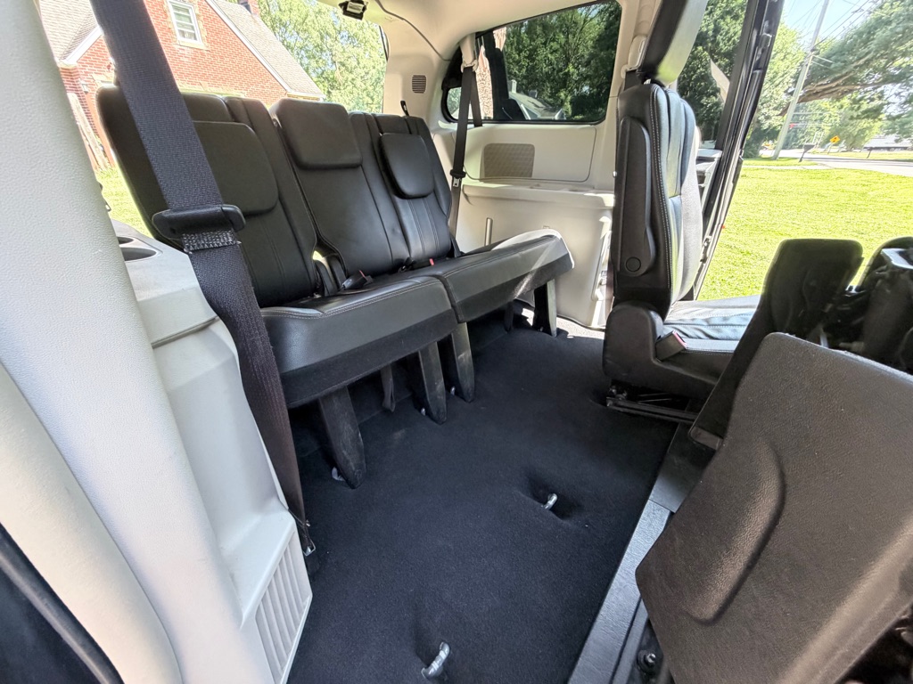 Photo 17 of this CHRYSLER TOWN & COUNTRY