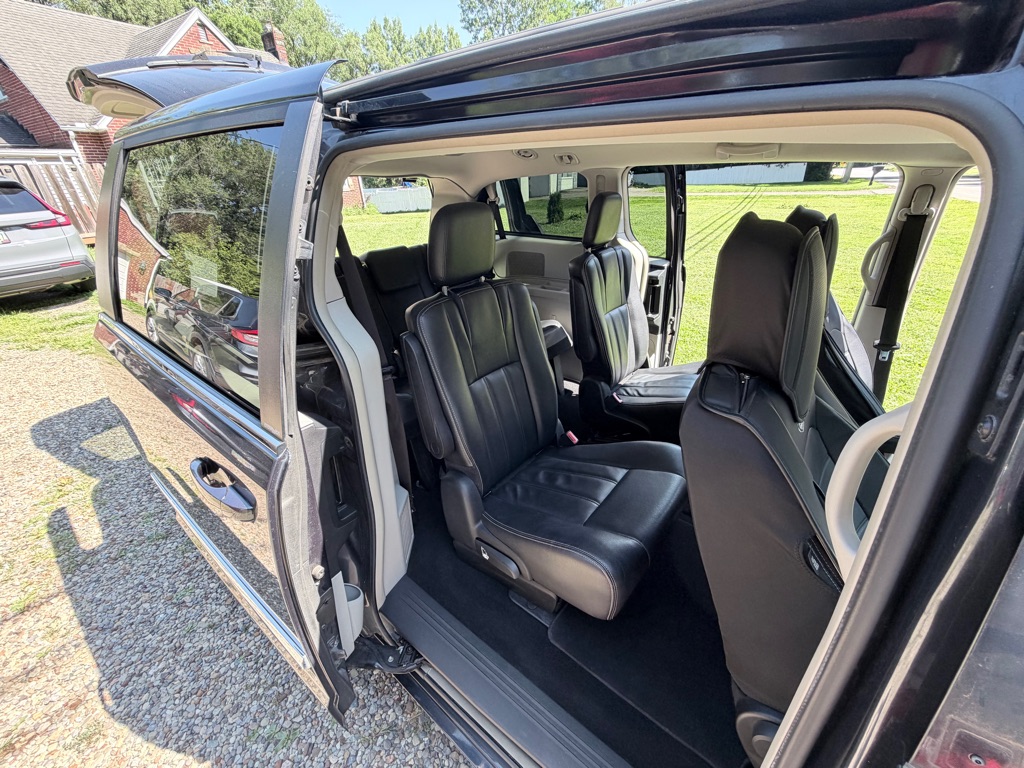 Photo 16 of this CHRYSLER TOWN & COUNTRY