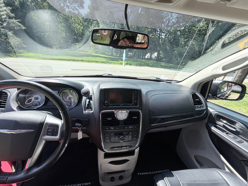 Photo 12 of this CHRYSLER TOWN & COUNTRY