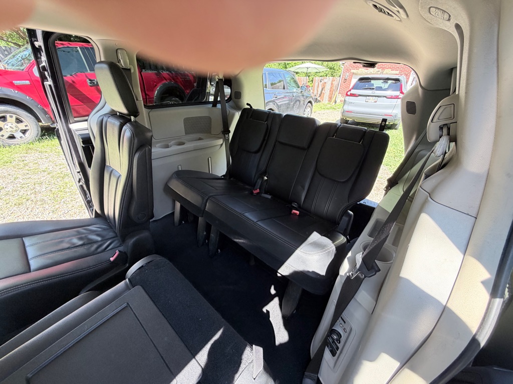 Photo 10 of this CHRYSLER TOWN & COUNTRY